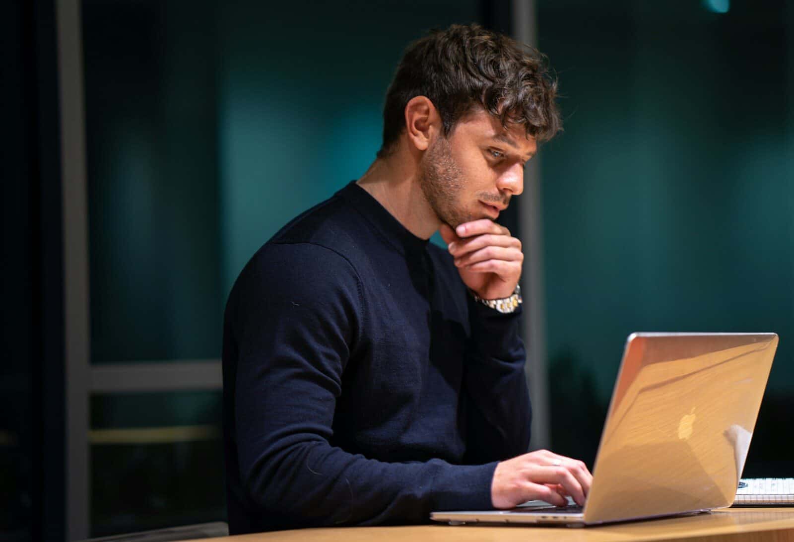 Professionelles Nachdenken am Laptop – stille Erschöpfung trotz Erfolg