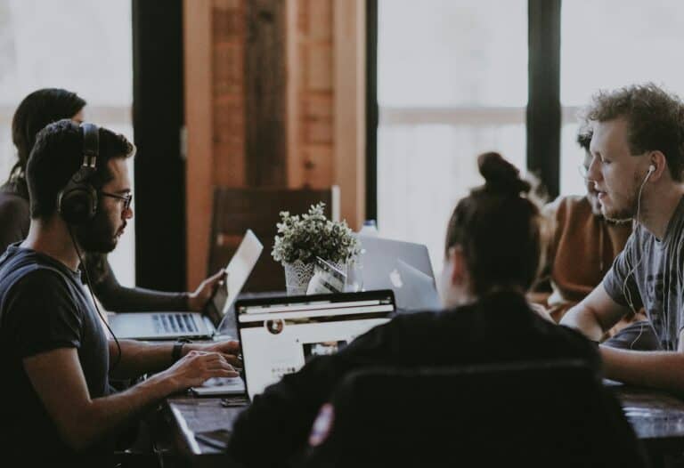 Profis, die konzentriert und zielgerichtet in einer modernen Workshop-Umgebung arbeiten – Workshop zu Selbstmanagement & KI von Niv Nowbakht in Berlin